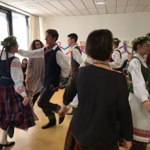 Gimnazijos tautinių šokių ansamblis Frankfurte (Foto: A. Ručienė)