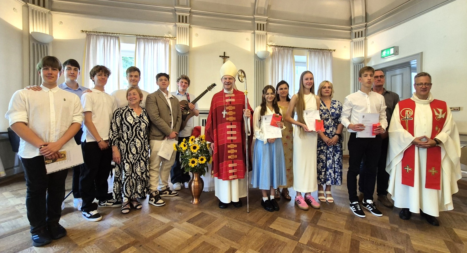 Sutvirtinimo sakramentas ir apsilankymas Vasario 16-osios gimnazijoje (Foto: Užsienio lietuvių sielovada)