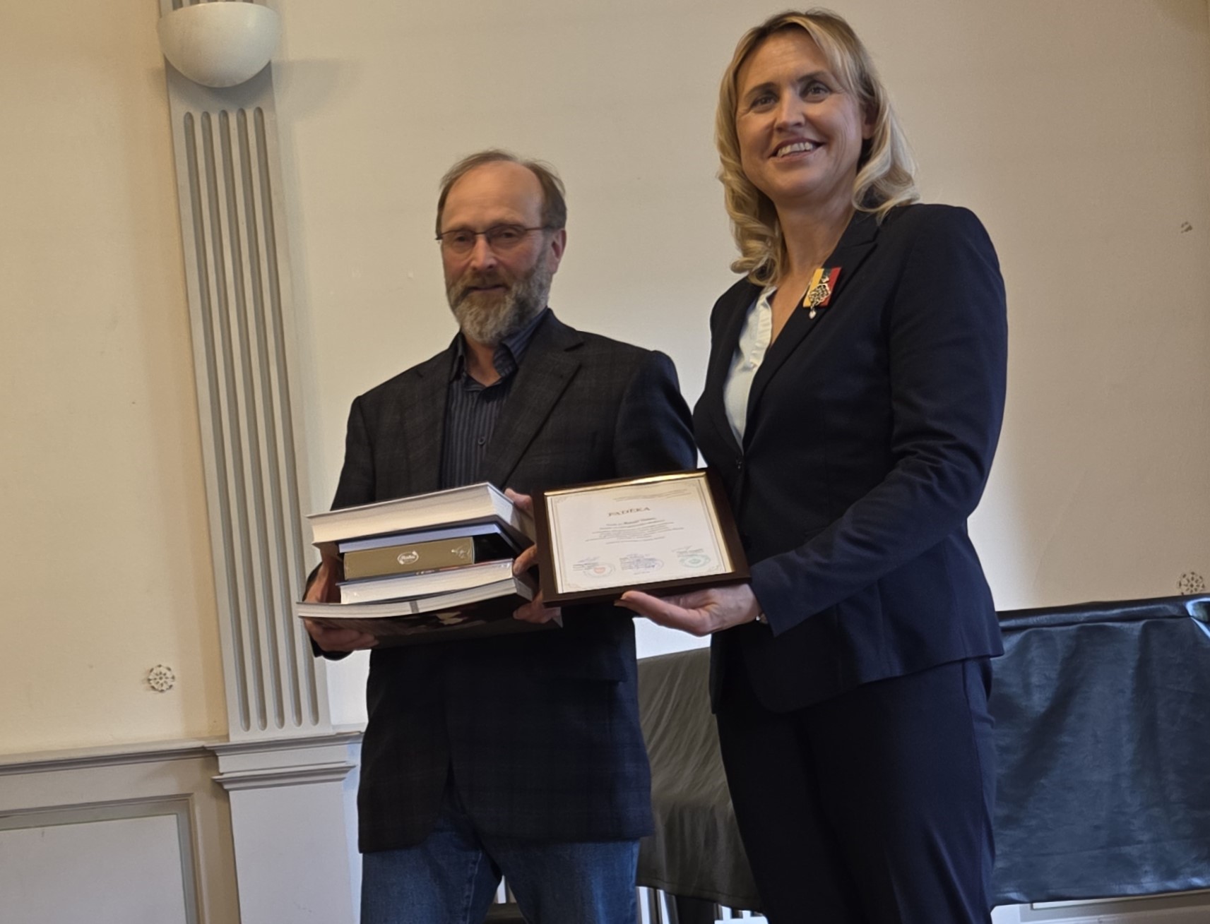 Knyga jungia lietuvius visame pasaulyje