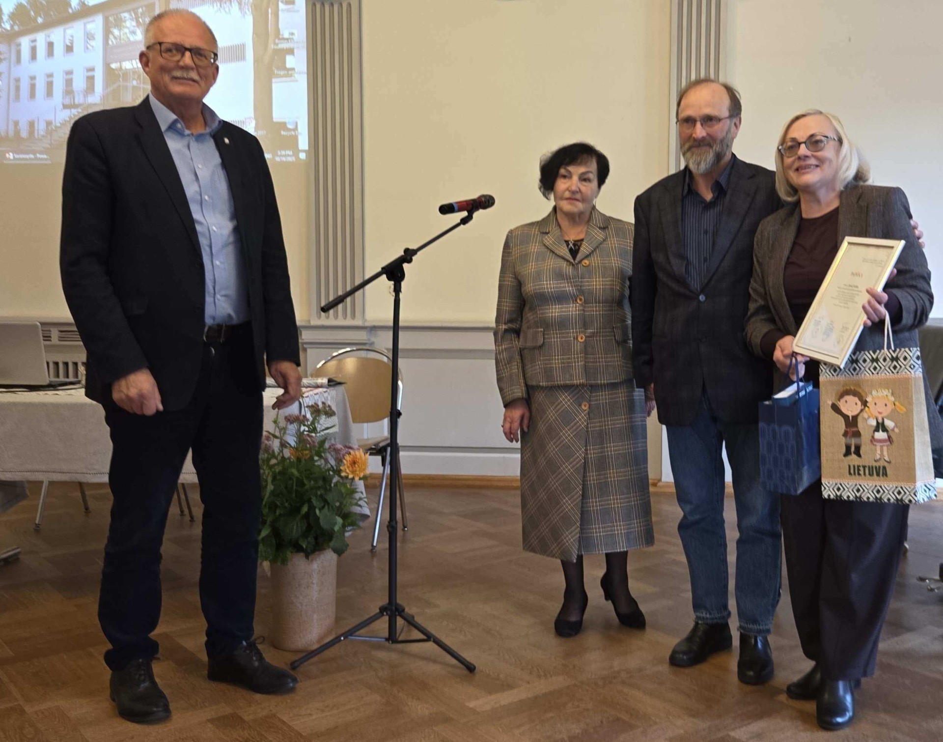 Knyga jungia lietuvius visame pasaulyje