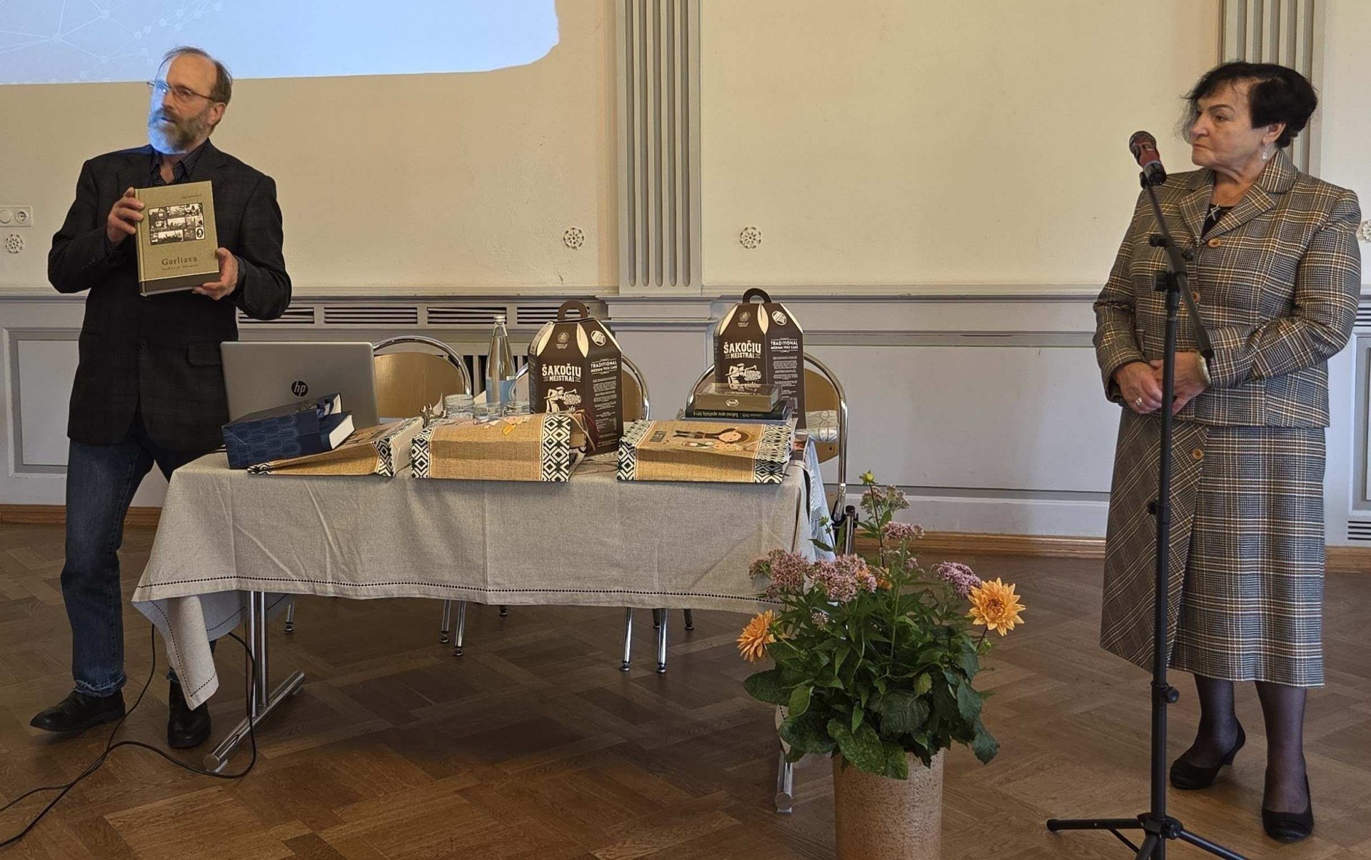 Knyga jungia lietuvius visame pasaulyje