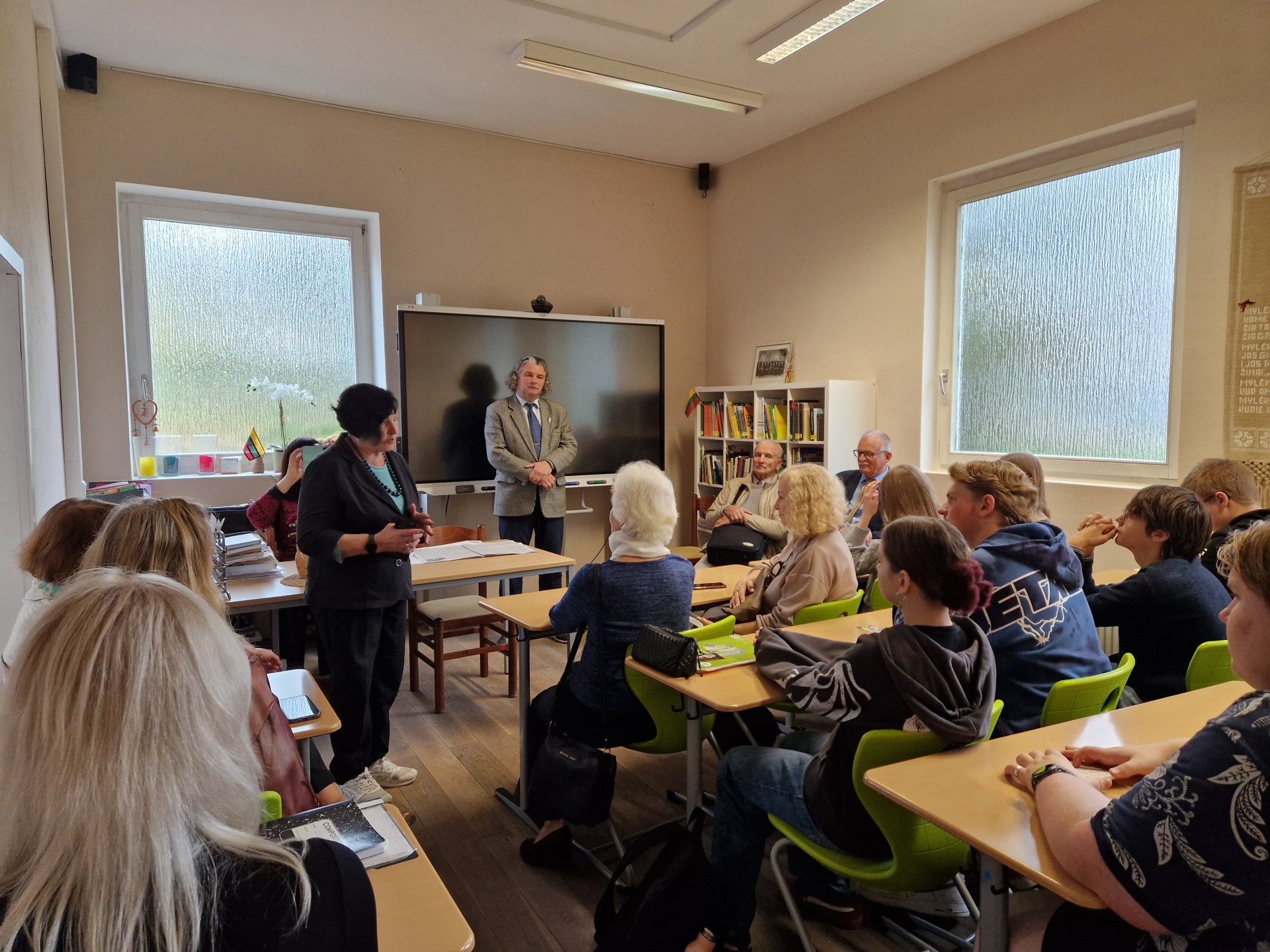 Istorijos pamokos ir gausus knygų kraitis: XXVII knygos mėgėjų draugijos ir kitų organizacijų narių vizitas