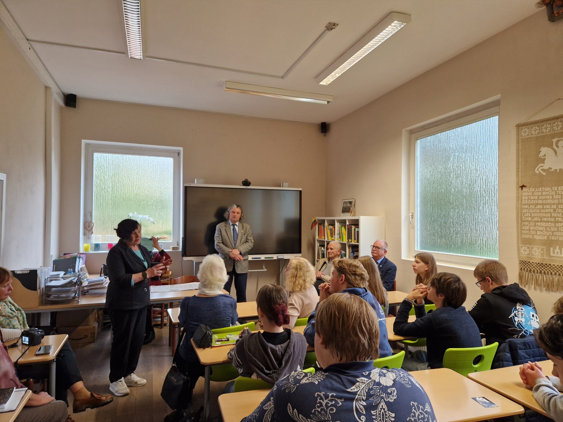 Istorijos pamokos ir gausus knygų kraitis: XXVII knygos mėgėjų draugijos ir kitų organizacijų narių vizitas