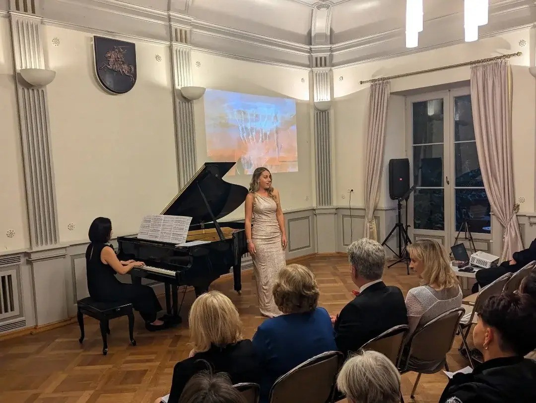 Nuo gimnazijos scenos į pasaulio koncertų sales: pokalbis su sopraniste Giulia Scopelliti