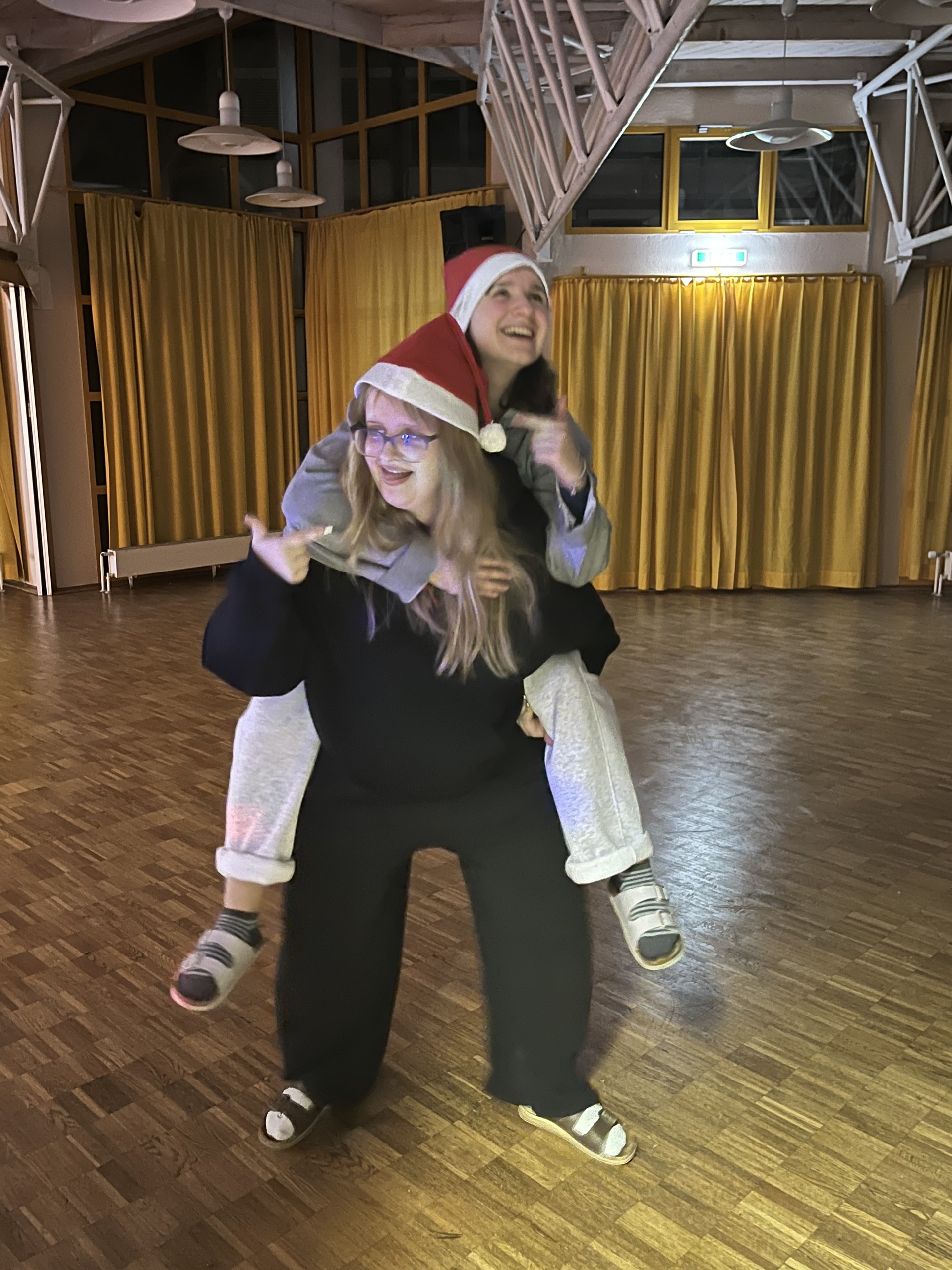 Advento išvakarėse bendrabutyje nušvito eglutė