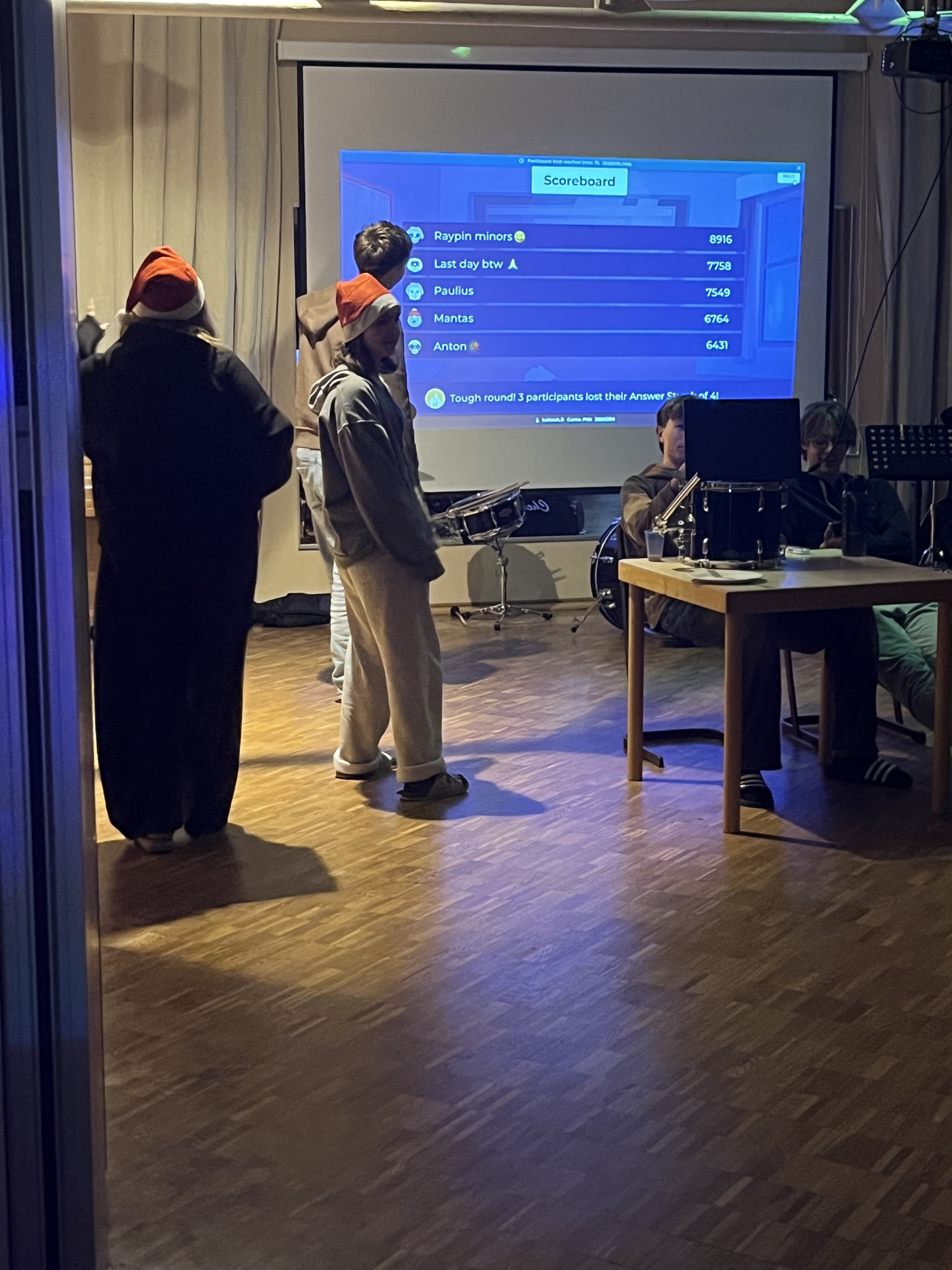 Advento išvakarėse bendrabutyje nušvito eglutė