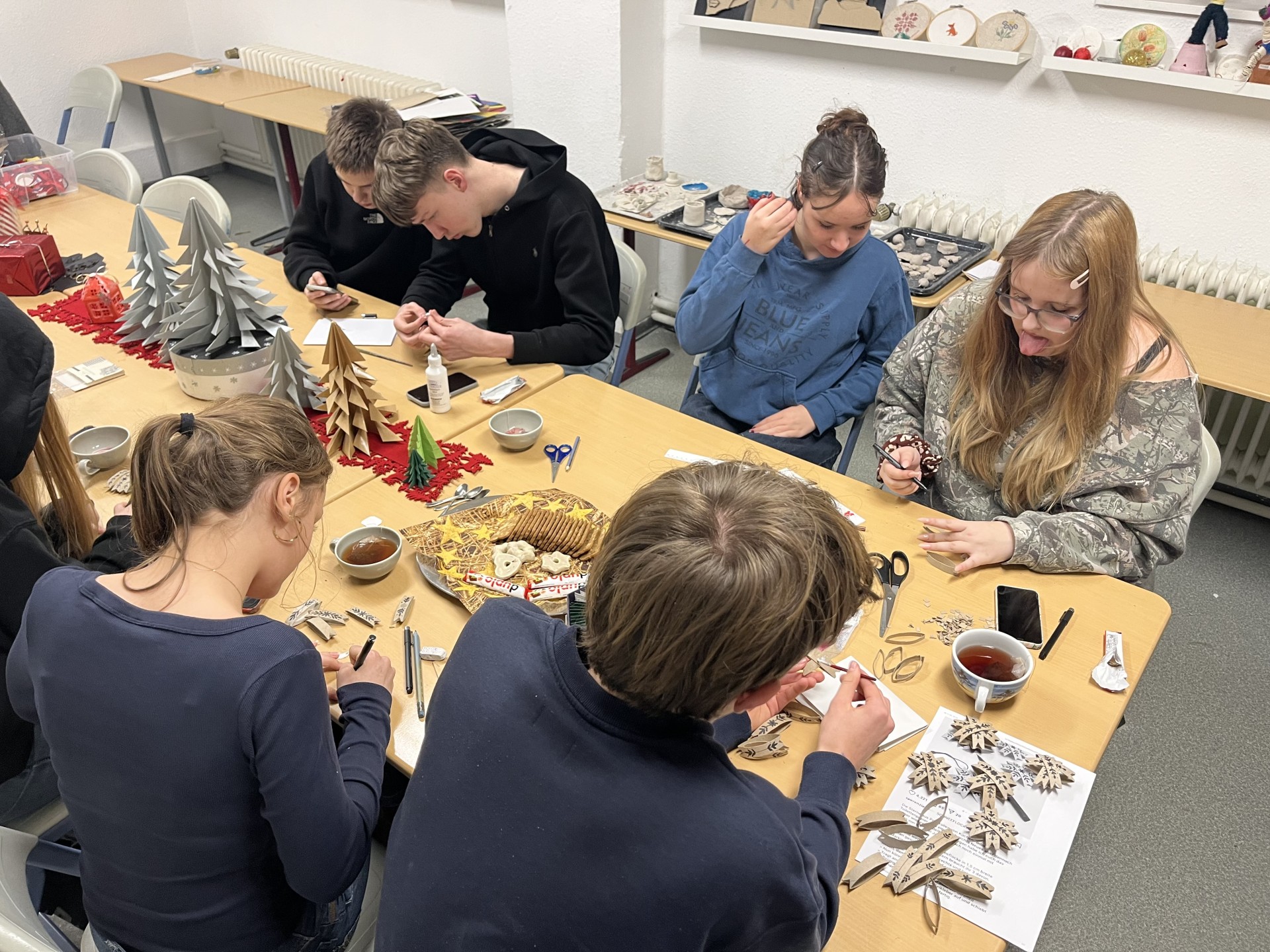 Advento išvakarėse bendrabutyje nušvito eglutė