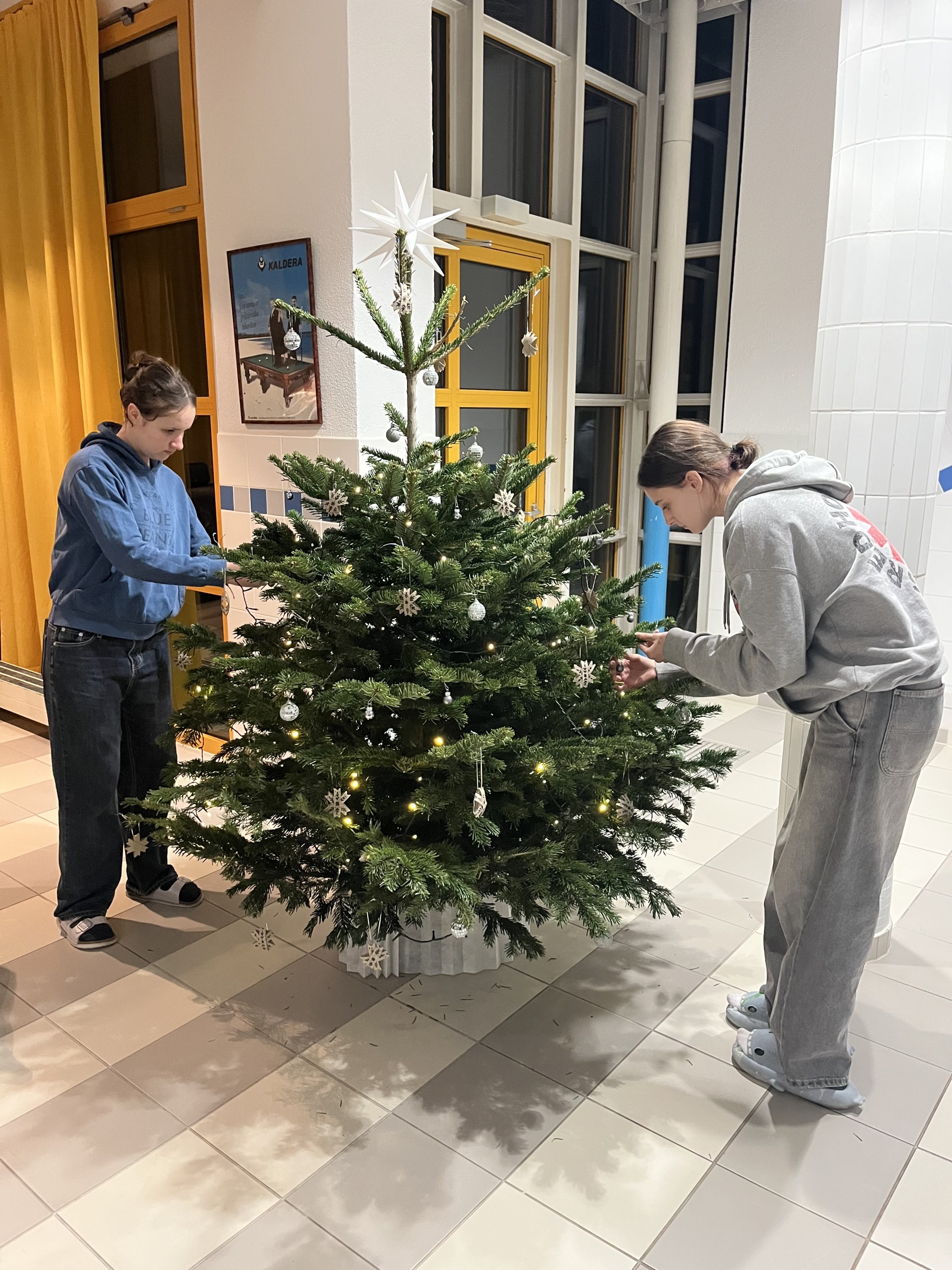 Advento išvakarėse bendrabutyje nušvito eglutė