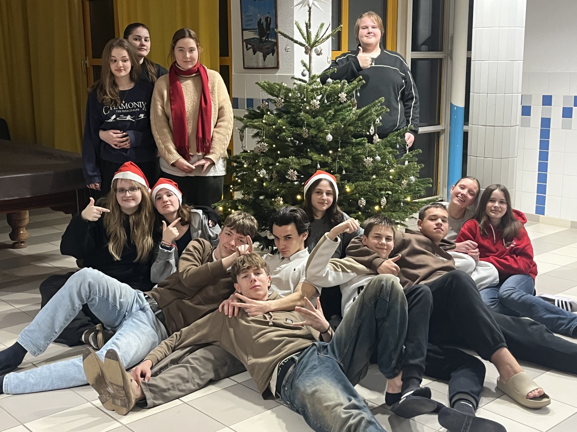 Advento išvakarėse bendrabutyje nušvito eglutė