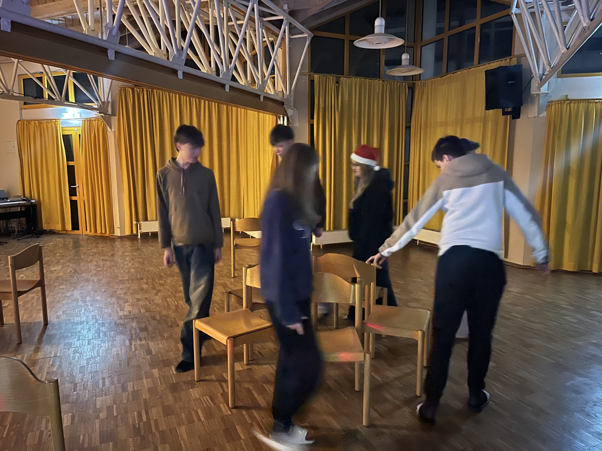 Advento išvakarėse bendrabutyje nušvito eglutė