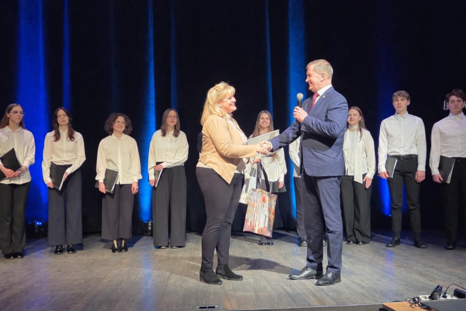 Vienas laiptelis iki premijos, tūkstantis žingsnių širdimi: pagerbta Vasario 16-osios gimnazijos lituanistė