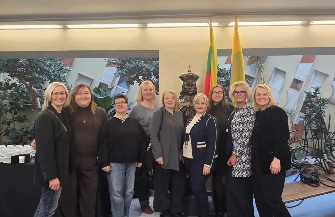 Vienas laiptelis iki premijos, tūkstantis žingsnių širdimi: pagerbta Vasario 16-osios gimnazijos lituanistė