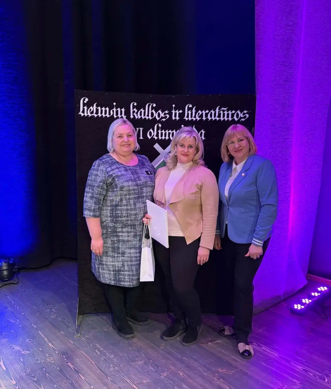 Vienas laiptelis iki premijos, tūkstantis žingsnių širdimi: pagerbta Vasario 16-osios gimnazijos lituanistė