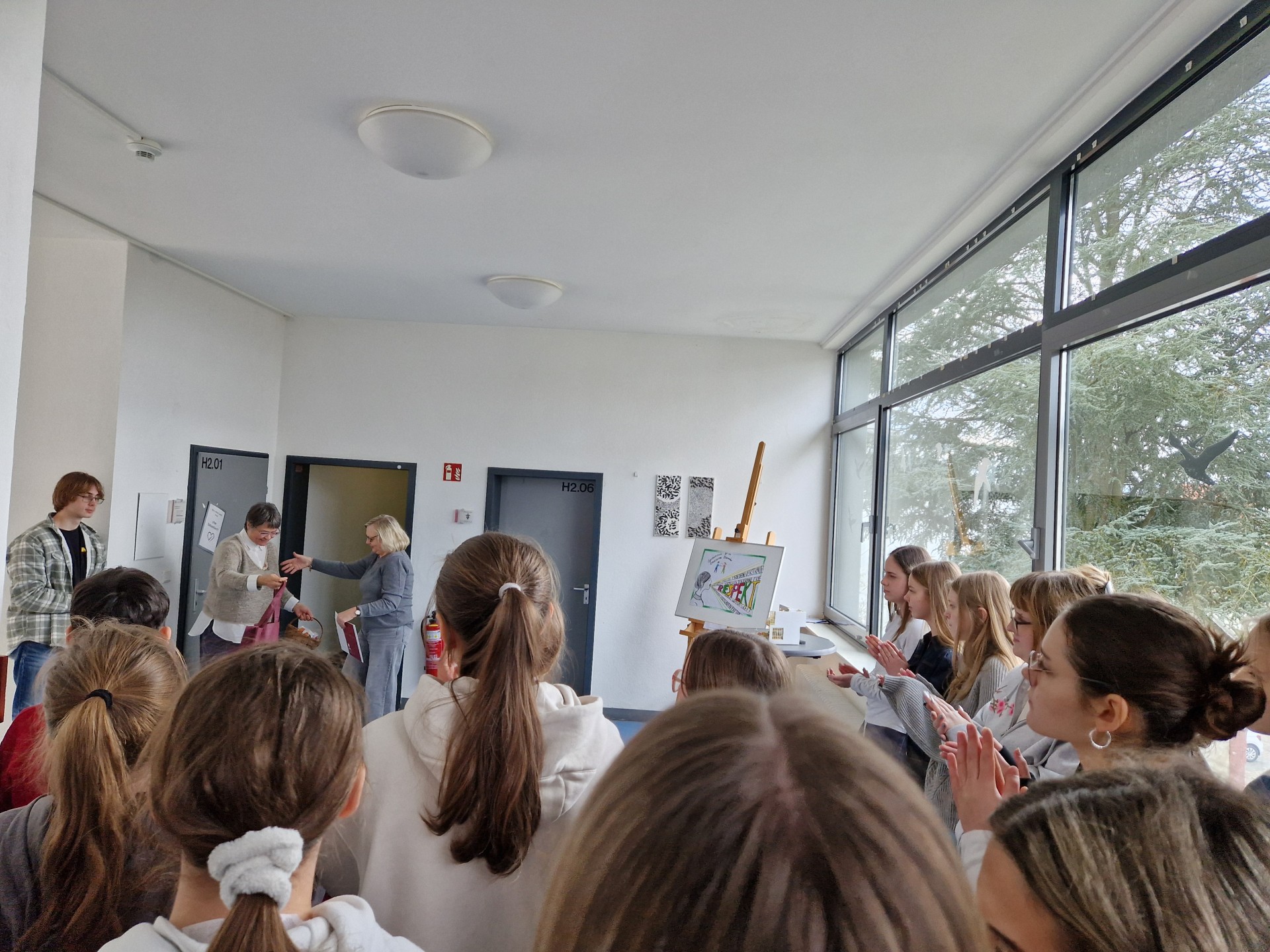 Dešimtoji jaunųjų dailininkų paroda – kūrybos šventė gimnazijoje