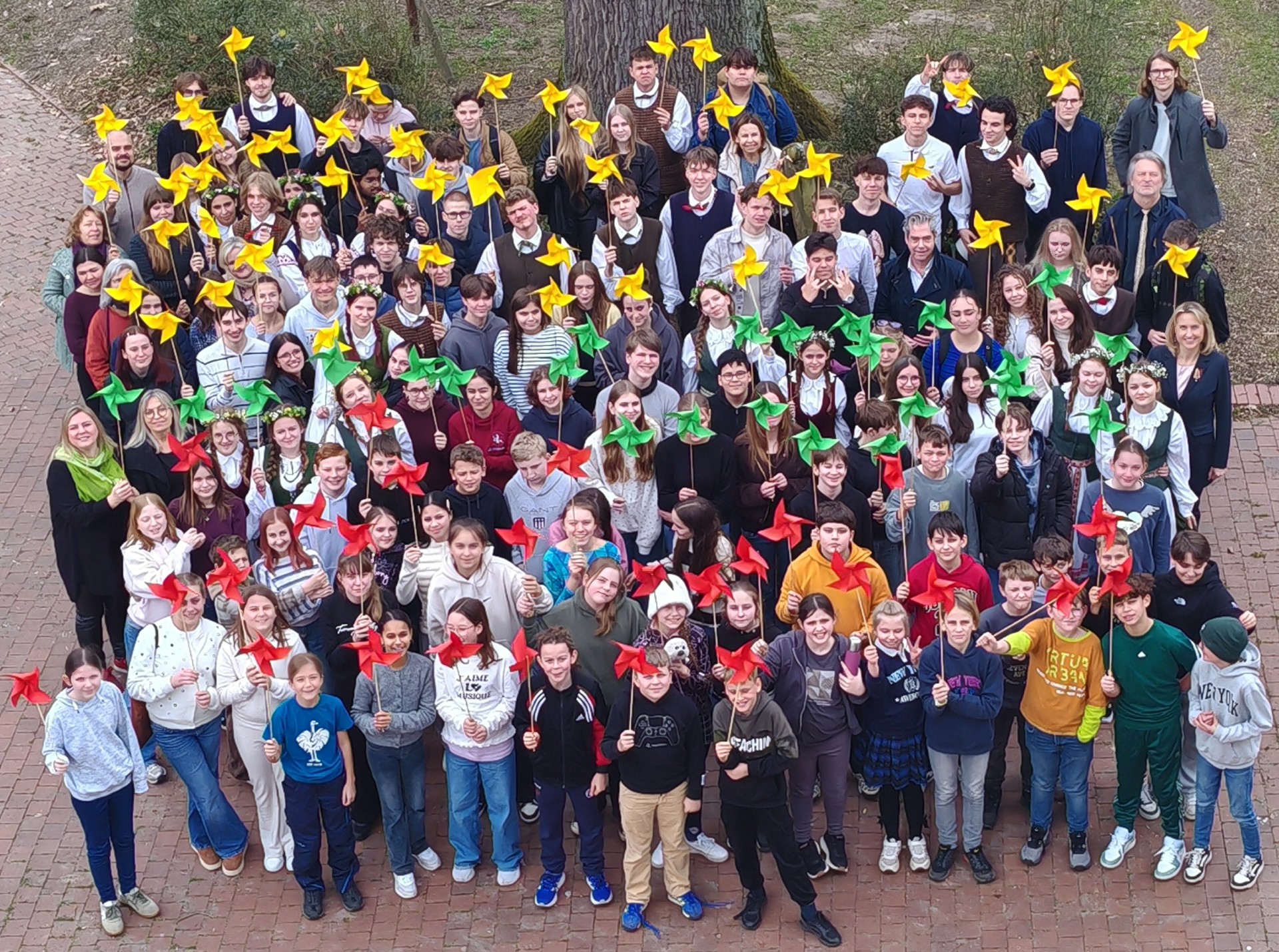 Vasario 16-osios gimnazija švenčia kovo 11-ąją