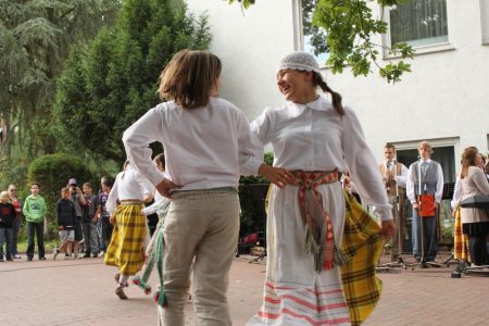 Litauisches Gymnasium feierte großes Jubiläums-Johannisfest im Schlosspark