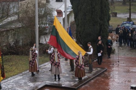Fahne der Gediminasburg am Litauischen Gymnasium gehisst