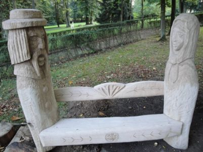 Neue „fabelhafte“ Sitzbänke im Rennhofer Schlosspark