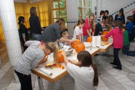 Kürbisfest – Mitglieder der Paten-AG kümmern sich um die jüngsten Gymnasiasten
