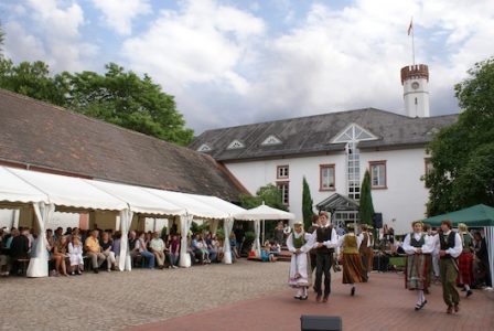 Litauisches Gymnasium Hüttenfeld feiert Sommersonnenwende