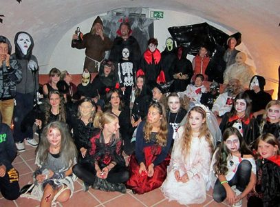Gruselkeller voller Zombies – Schüler feiern schauerliche Party