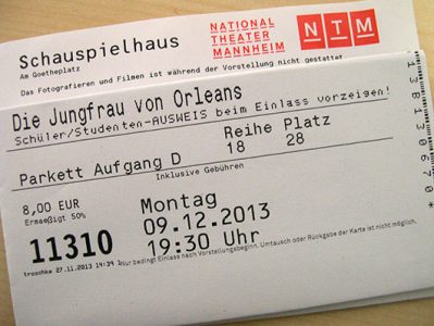 Denkanstöße zu Schillers „Jungfrau von Orleans“ – Leistungskurse Deutsch im Nationaltheater Mannheim