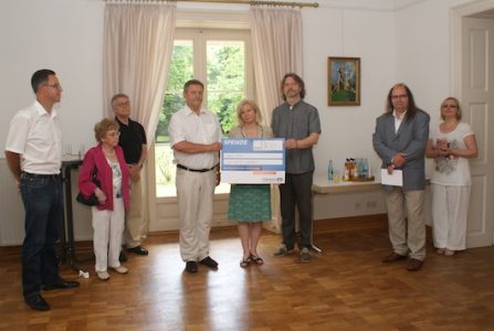 KIWANIS und Litauische Gemeinschaft überreichen großzügige Spenden an das Vokalensemble des Litauischen Gymnasiums