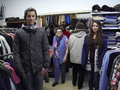 Sportschuhe und warme Bekleidung – Schülerfirma unterstützt Flüchtlingshilfe in Lampertheim
