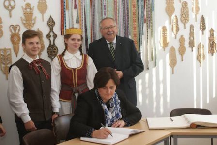 Litauische Parlamentspräsidentin und hessischer Landtagspräsident besuchen Litauisches Gymnasium
