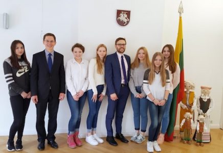Vasario 16-osios gimnazijos moksleivės tobulino diplomatijos žinias Lietuvos ambasadoje Berlyne