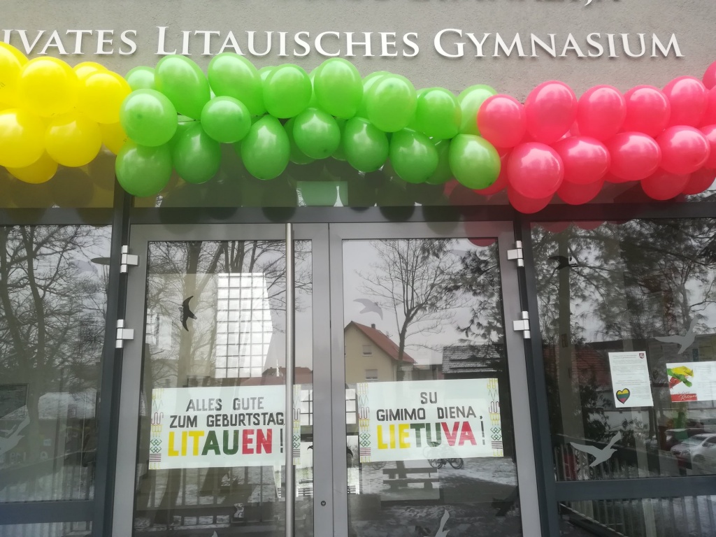 Atkurtai Lietuvai – 100! Vasario 16-osios gimnazija. (Foto: M. D. Schmidt)