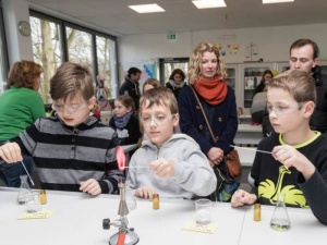 Nur mit Schutzbrille: Arvid, Joel zaubern in Chemiesaal bunte Flammen herbei (Foto: T.Gutschalk)