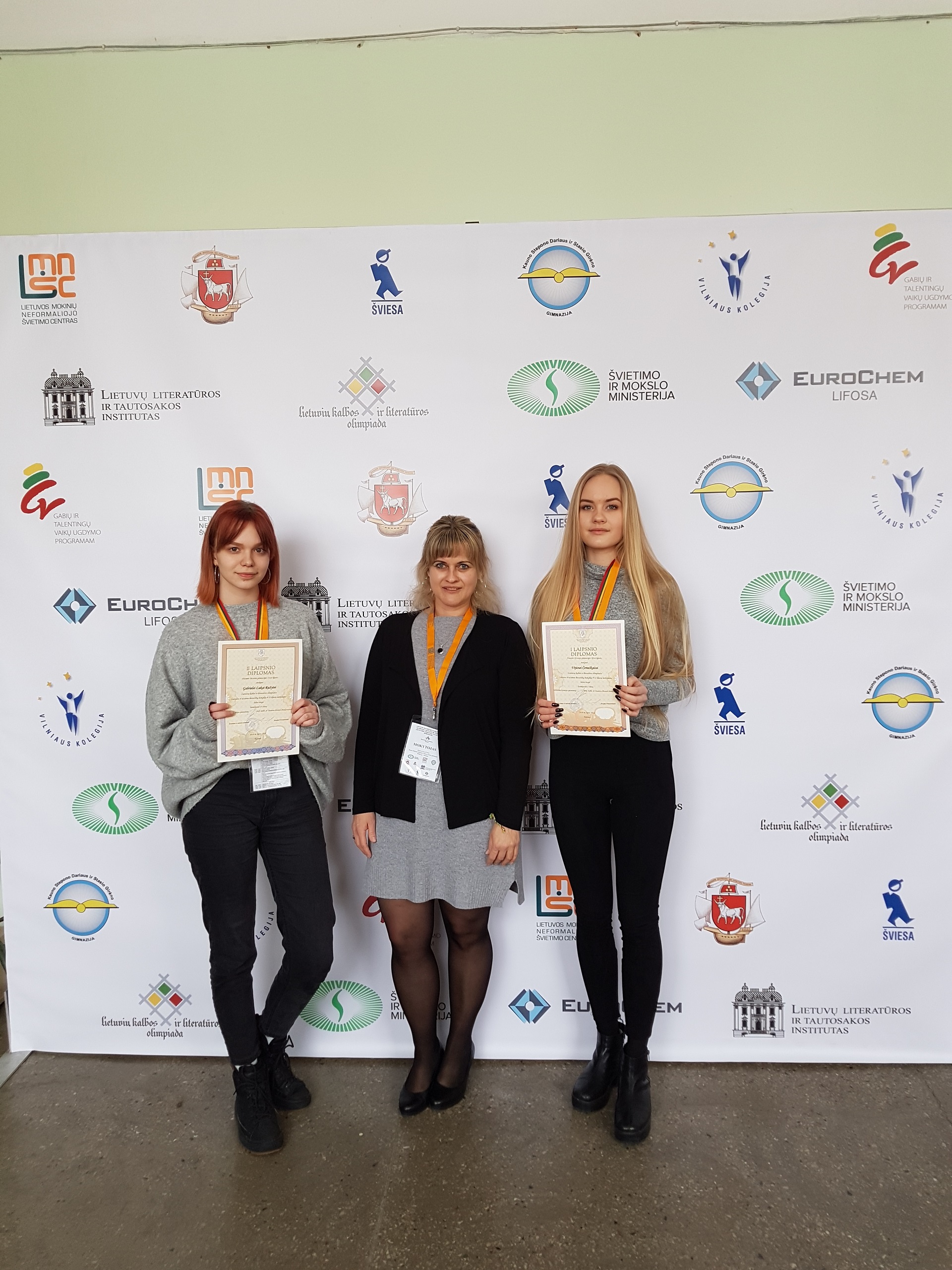Mūsų gimnazistės – Lietuvių kalbos ir literatūros olimpiados nugalėtojos! (Foto: A. D'Elia)