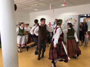 Gimnazijos tautinių šokių ansamblis Frankfurte (Foto: A. Ručienė)