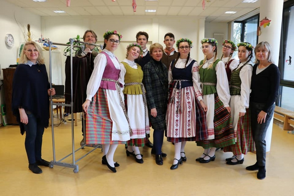 Gimnazijos tautinių šokių ansamblis Frankfurte (Foto: A. Ručienė)