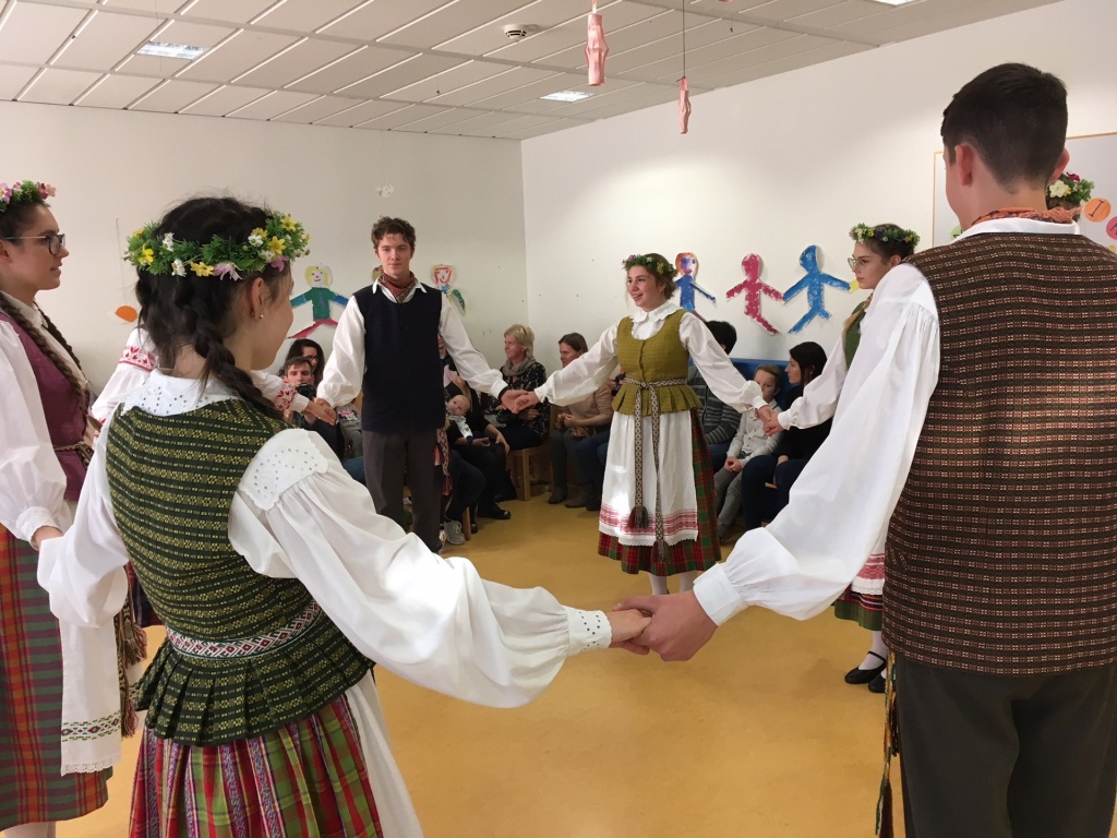 Gimnazijos tautinių šokių ansamblis Frankfurte (Foto: A. Ručienė)