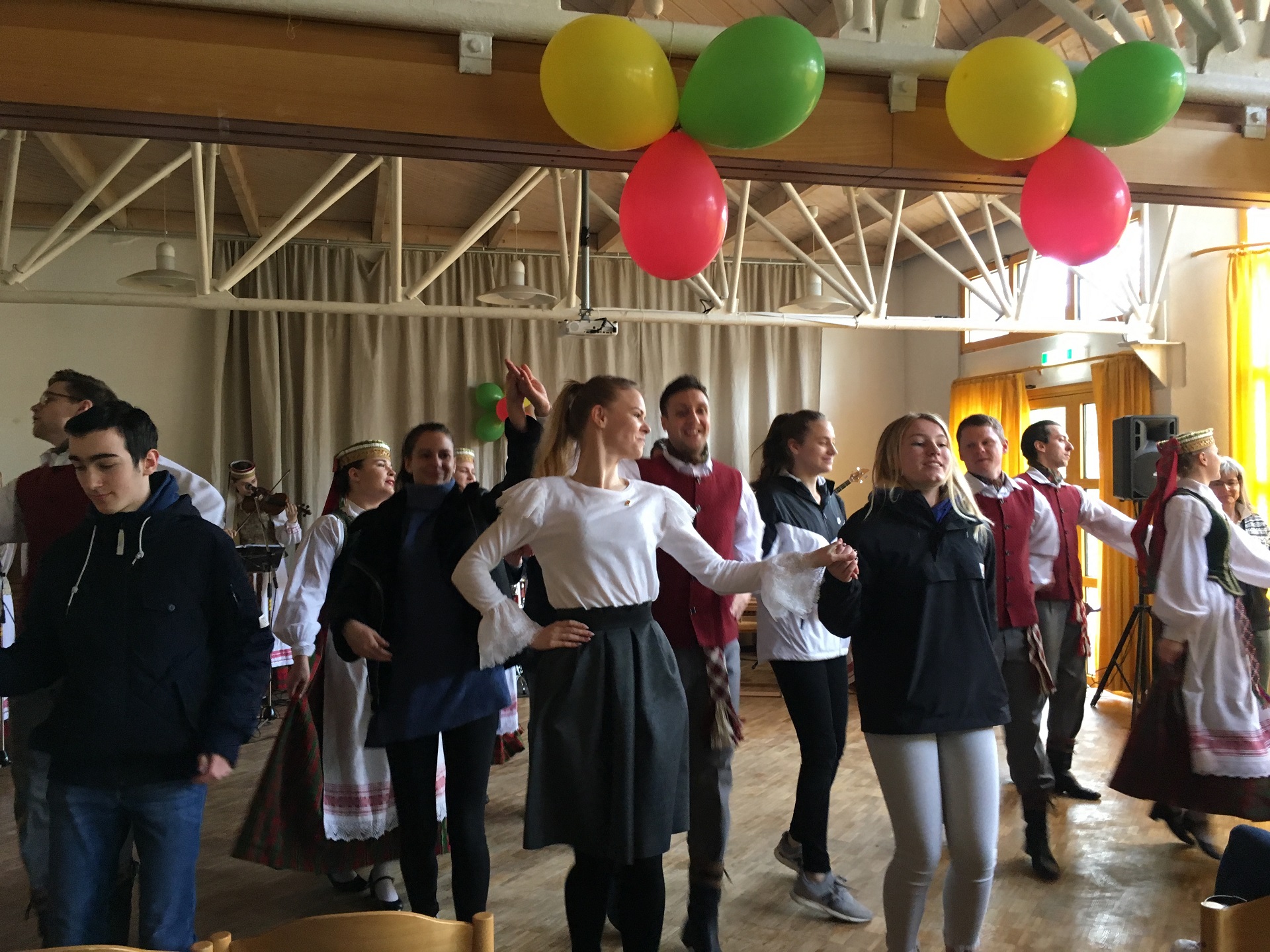 Wir feiern zusammen mit dem Folklore-Ensemble der Vilniusser Universität