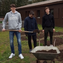 Helfende Jungs aus der 10. Klasse beim Mulchen (Foto: Dr. A. Weber)