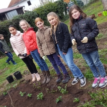 Stolze 5.-Klässlerinnen bei ihrem frisch angelegten Erdbeerbeet. (Foto: Dr. A. Weber)