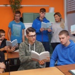 Schüler*innen der Klassen 11a und 11b im evang. Religionsunterricht mit Pfarrer Reinald Fuhr (Foto: M. D. Schmidt)