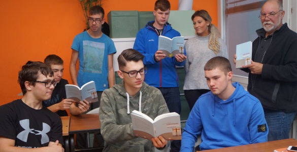 Schüler*innen der Klassen 11a und 11b im evang. Religionsunterricht mit Pfarrer Reinald Fuhr