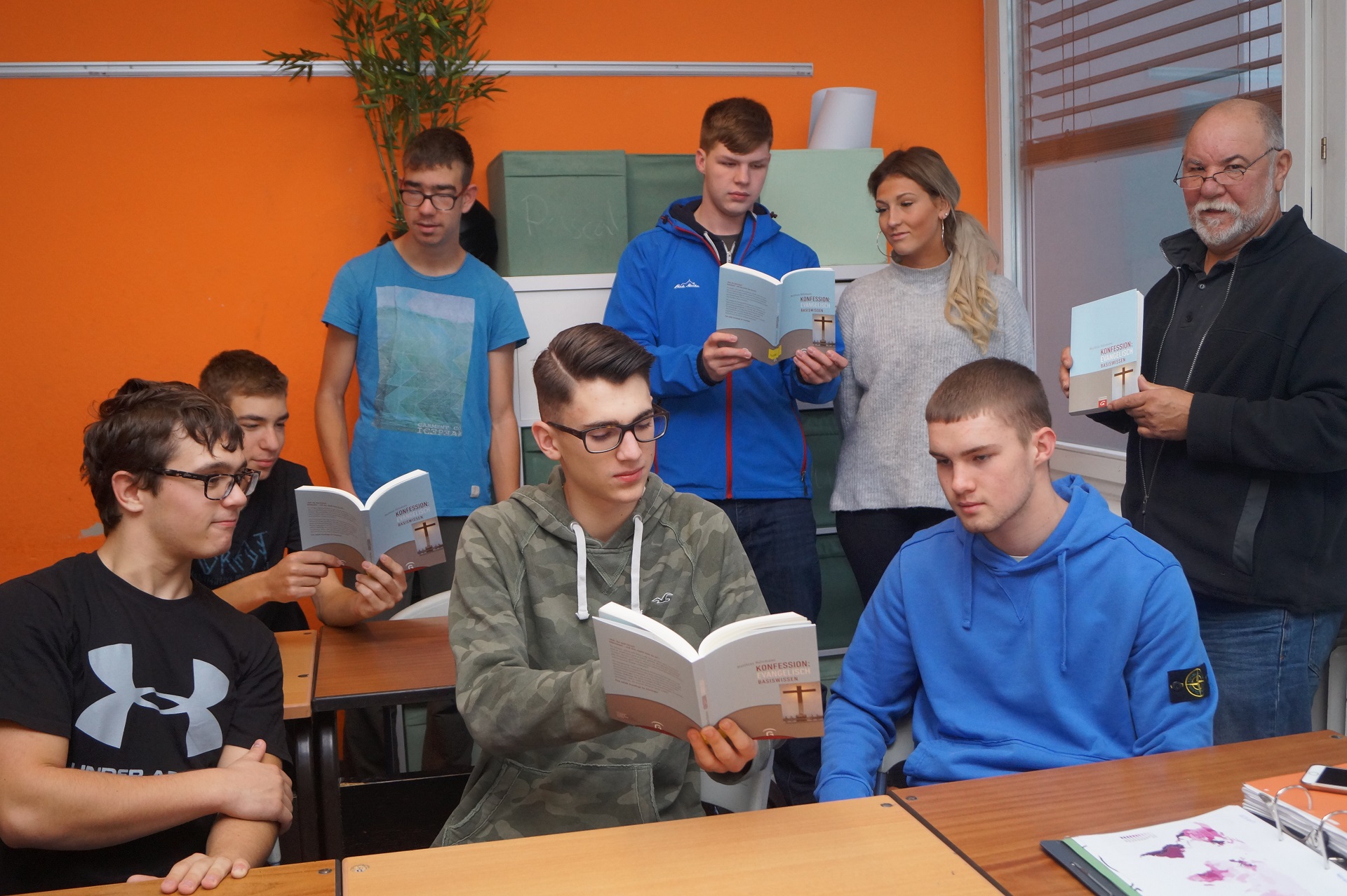 Schüler*innen der Klassen 11a und 11b im evang. Religionsunterricht mit Pfarrer Reinald Fuhr