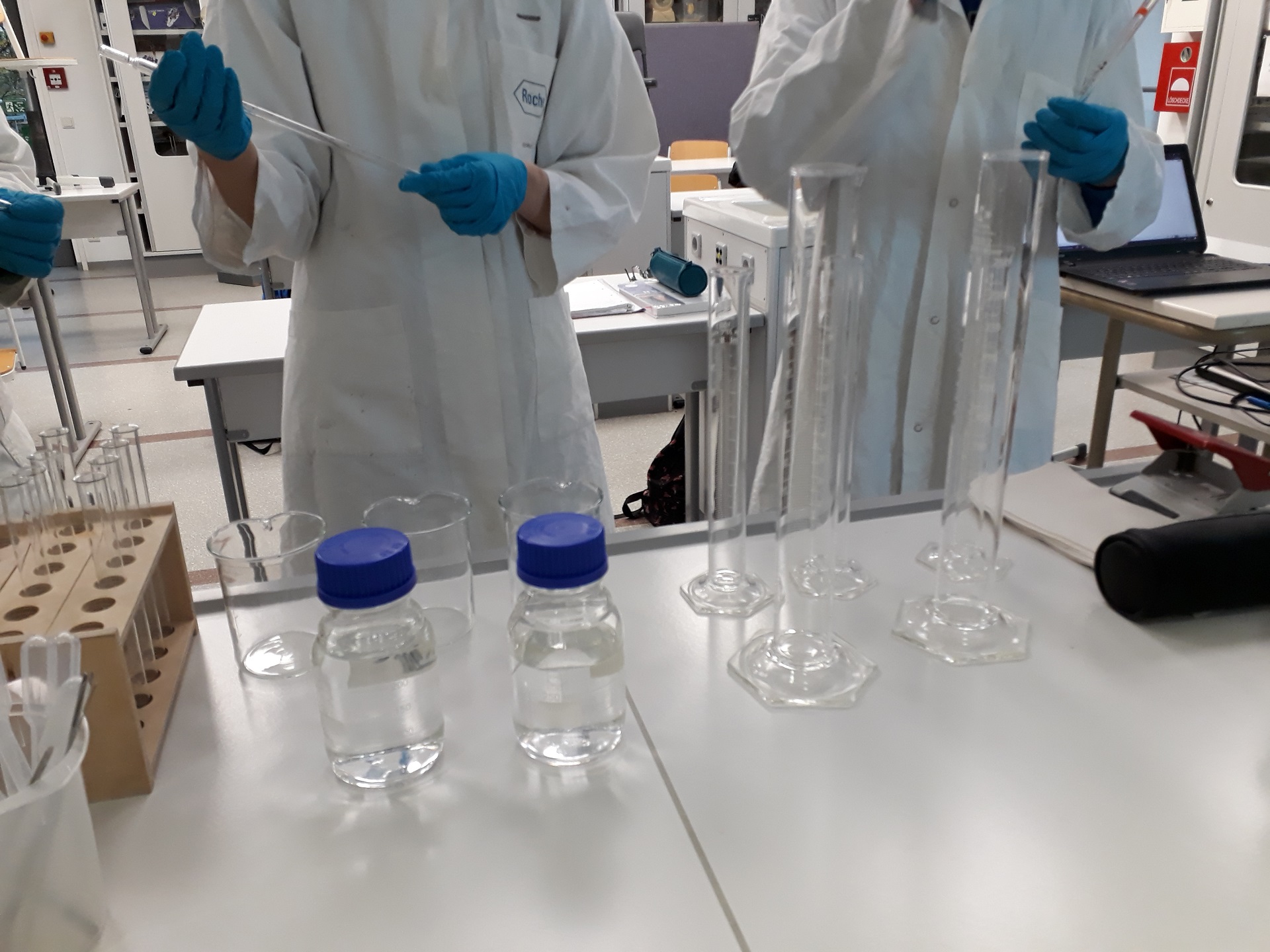 Wissenschaftliches Überraschungspaket bereichert den Chemieunterricht mit neuem Labormaterial (Foto: Dr. G. Hoffmann)