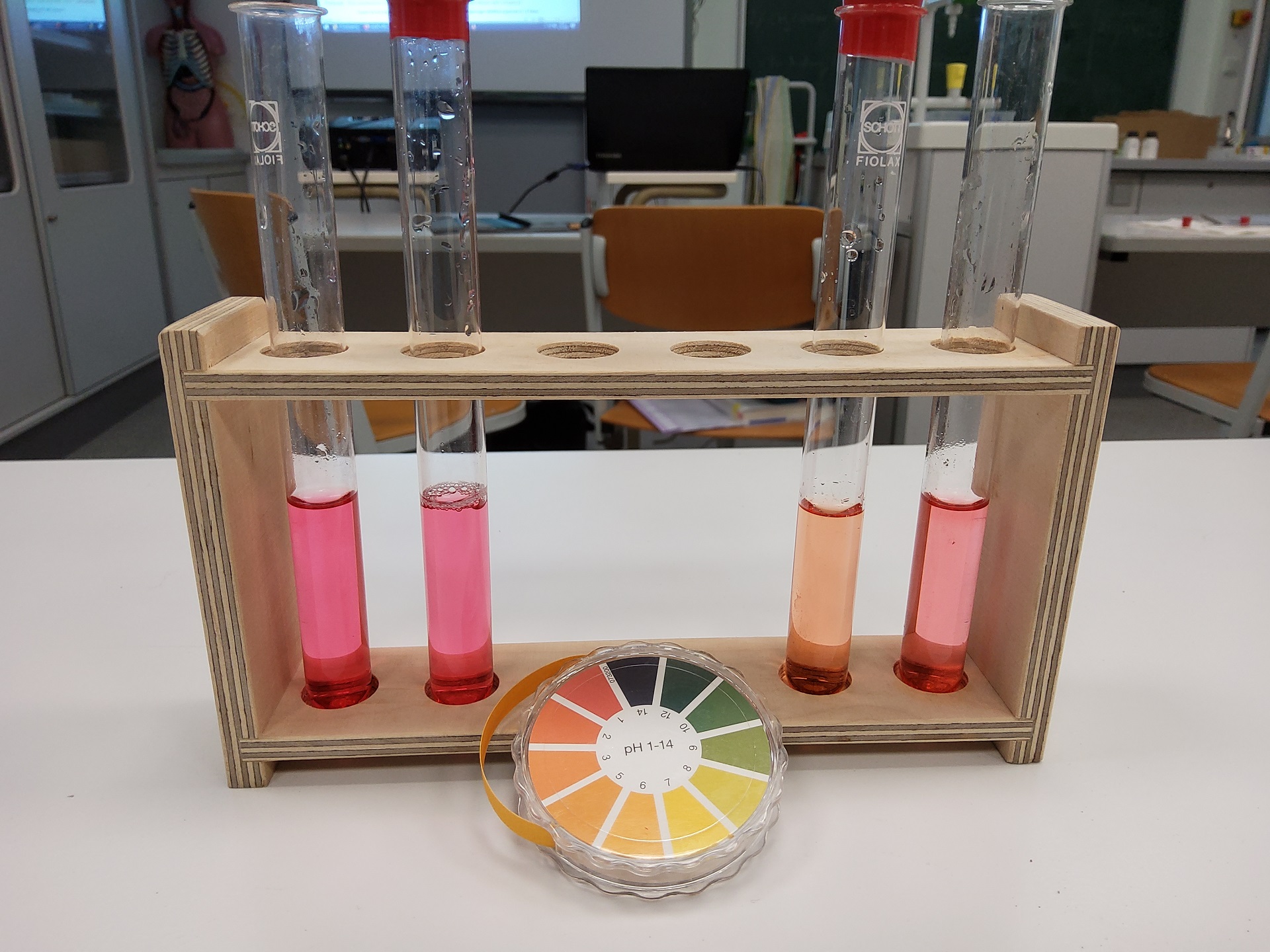 Wissenschaftliches Überraschungspaket bereichert den Chemieunterricht mit neuem Labormaterial (Foto: Victoria H.)