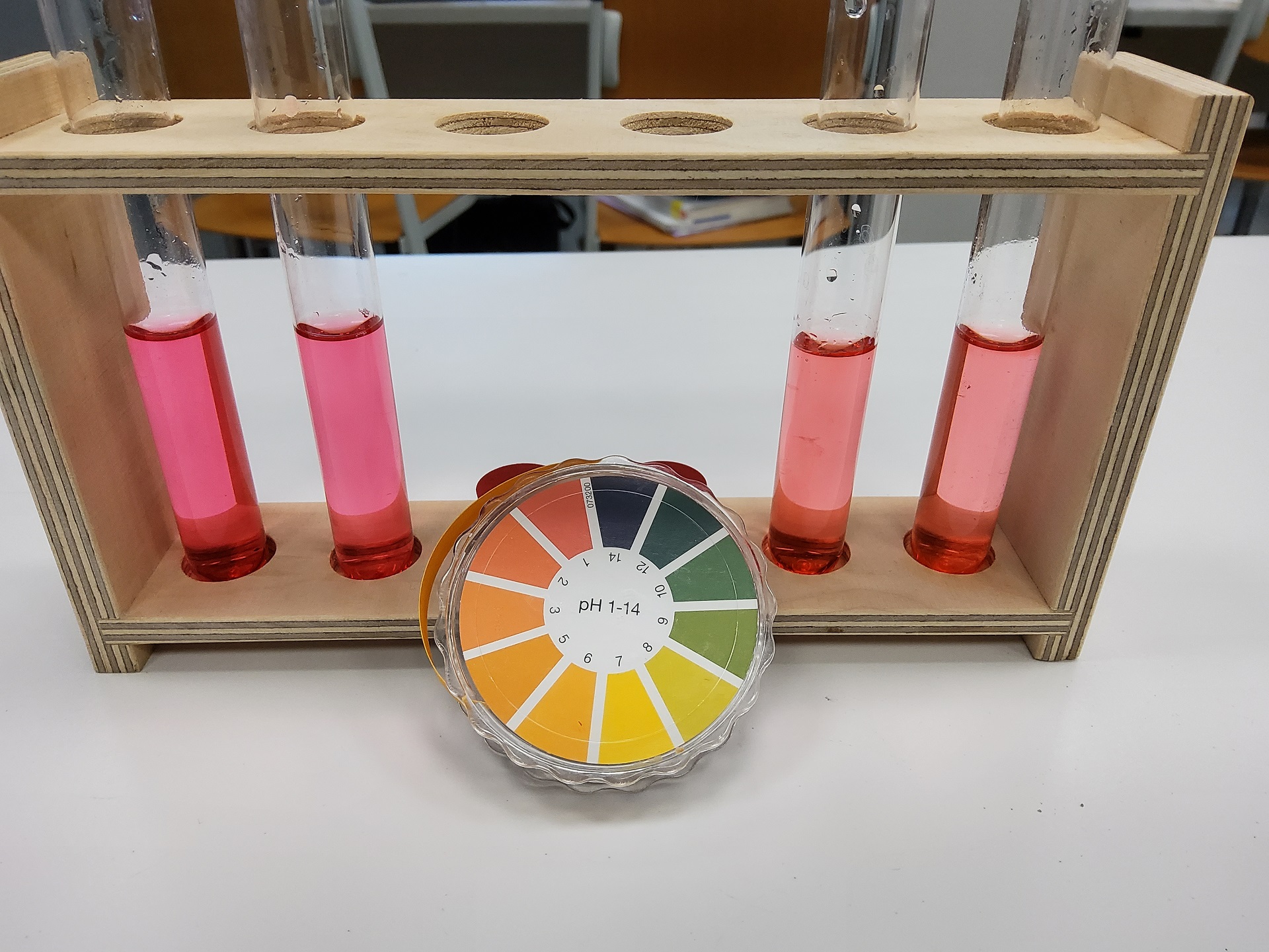 Wissenschaftliches Überraschungspaket bereichert den Chemieunterricht mit neuem Labormaterial (Foto: Victoria H.)