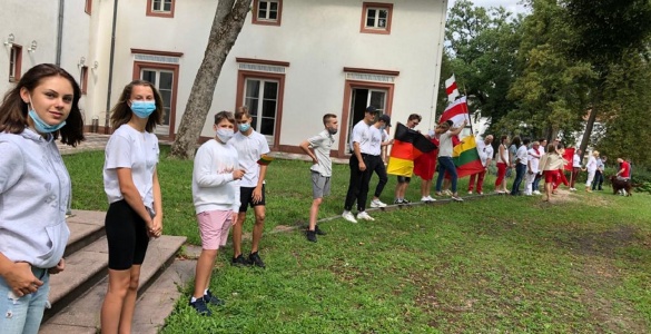 Vasario 16-osios gimnazijos bendrabutyje gyvenantys mokiniai dalyvauja akcijoje „Kartu su Baltarusijos tauta jos kelyje į laisvę“