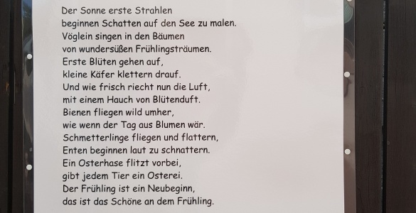 Schülerin der 6. Klasse präsentiert ihr Frühlingsgedicht