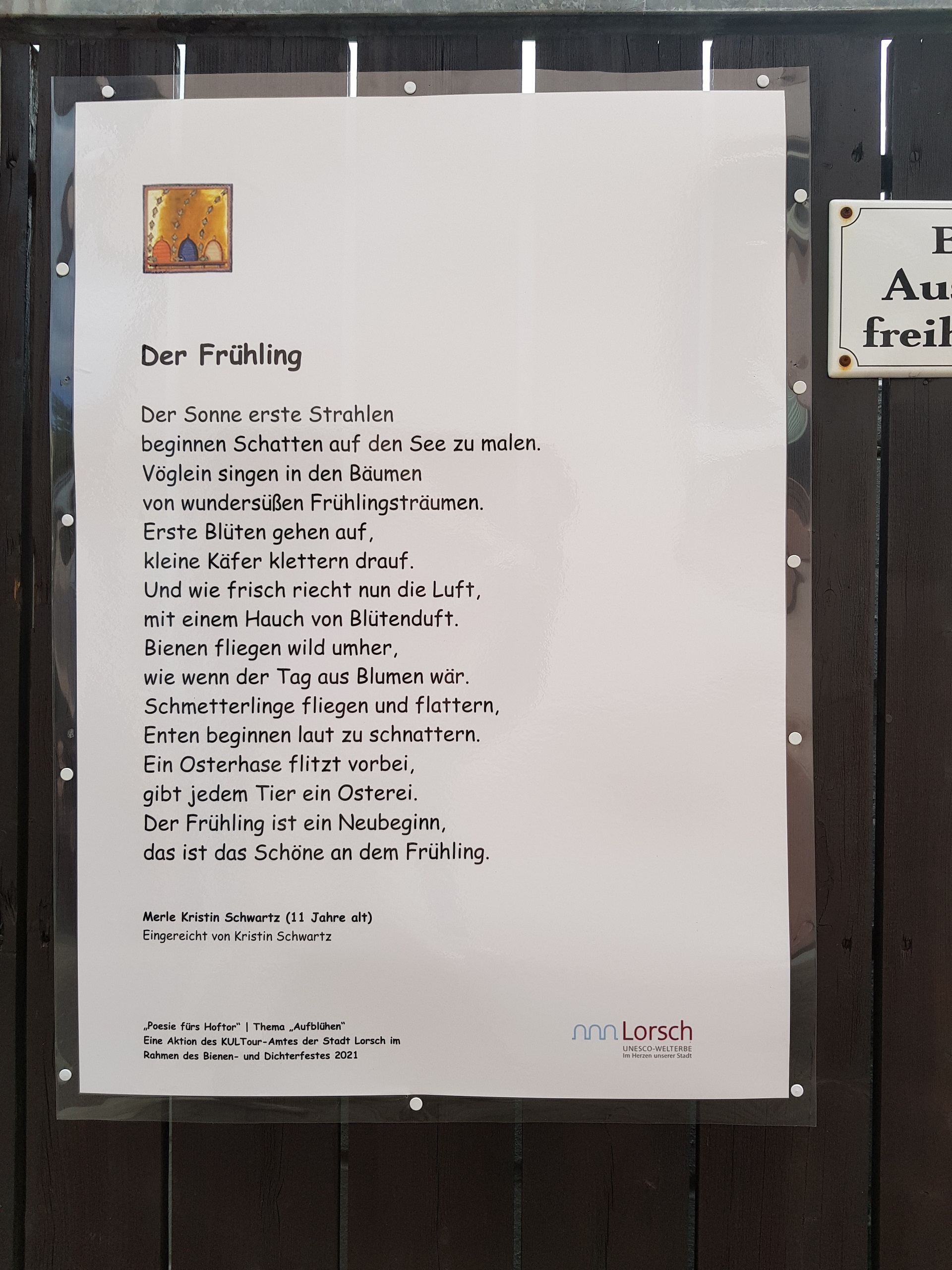 Schülerin der 6. Klasse präsentiert ihr Frühlingsgedicht