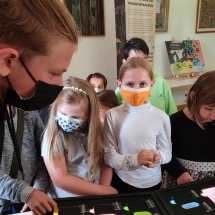 Šeštadieninės mokyklos mokiniai lankosi edukacinėje parodoje (Foto: D. Kriščiūnienė)