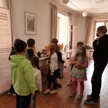 Šeštadieninės mokyklos mokiniai lankosi edukacinėje parodoje (Foto: D. Kriščiūnienė)